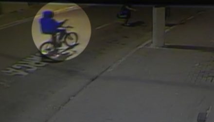 Homem de bicicleta anunciou o assalto à vítima que estava com uma amiga. (Foto: Reprodução/TV Diário).