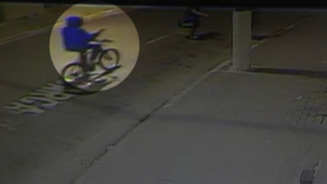 Homem de bicicleta anunciou o assalto à vítima que estava com uma amiga. (Foto: Reprodução/TV Diário).