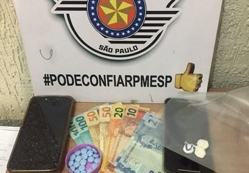 Foram apreendidos porções de cocaína, balança de precisão, celulares, além de R$ 334,00. Foto: PM/DIVULGAÇÃO