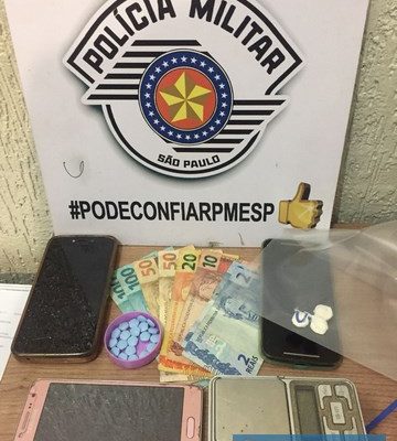 Foram apreendidos porções de cocaína, balança de precisão, celulares, além de R$ 334,00. Foto: PM/DIVULGAÇÃO