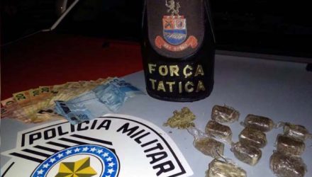 Foram localizadas 11 porções de maconha, além de R$ 820,00 em notas diversas. Foto: DILVULGAÇÃO/PM