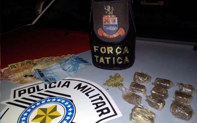 Foram localizadas 11 porções de maconha, além de R$ 820,00 em notas diversas. Foto: DILVULGAÇÃO/PM