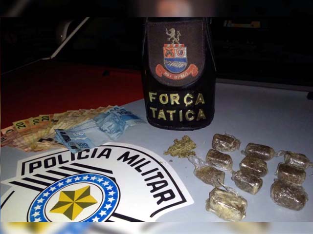 Foram localizadas 11 porções de maconha, além de R$ 820,00 em notas diversas. Foto: DILVULGAÇÃO/PM