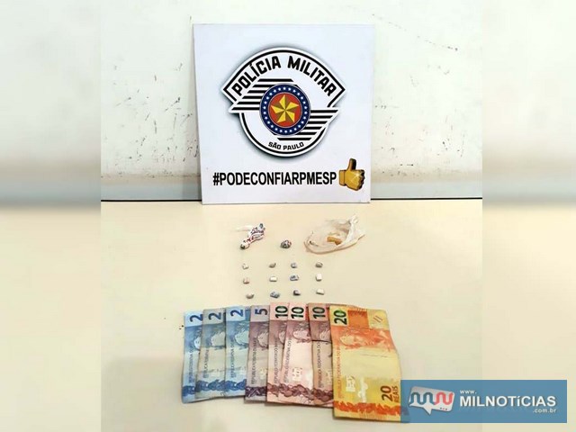 Foram apreendidas 15 porções de crack, além de R$ 61,00 em dinheiro. Foto: DIVULGAÇÃO/PM