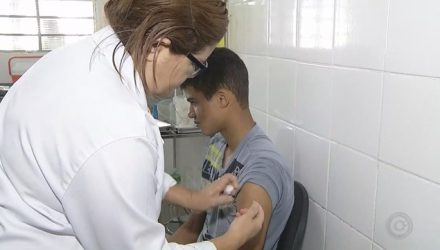 Jovem toma a vacina contra a gripe H1N1 em Andradina (Foto: Reprodução/TV TEM)
