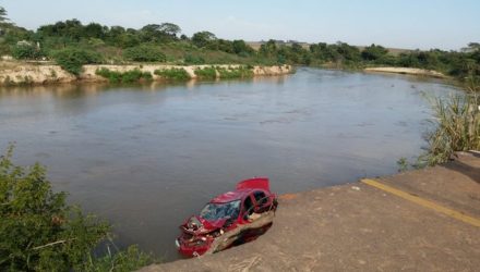 Duas pessoas morreram com a queda de carro no Rio Santo Anastácio, em Presidente Venceslau (Foto: Heloise Hamada/TV Fronteira).