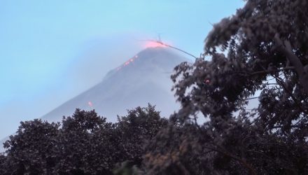 Vulcão de fogo visto de Los Lotes, em Rodeo, nesta segunda-feira (4) (Foto: Johan Ordonez / AFP).