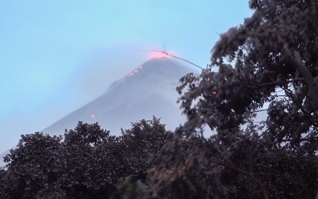 Vulcão de fogo visto de Los Lotes, em Rodeo, nesta segunda-feira (4) (Foto: Johan Ordonez / AFP).