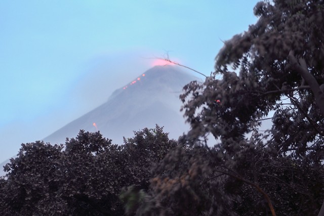 Vulcão de fogo visto de Los Lotes, em Rodeo, nesta segunda-feira (4) (Foto: Johan Ordonez / AFP).