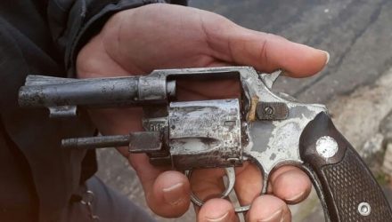 Polícia Militar afirma que encontrou arma com adolescente suspeito de assaltar policial rodoviário em Poá (Foto: Polícia Militar/Divulgação).