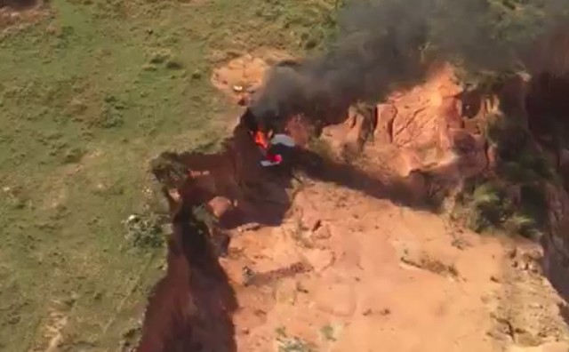 Ultraleve cai na Zona Oeste do Rio (Foto: Reprodução/Redes sociais).