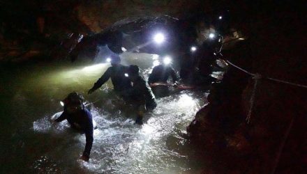 Foto tirada pela marinha da Tailândia mostra navegadores em caverna de parque florestal (Foto: Thai Navy/ AFP).