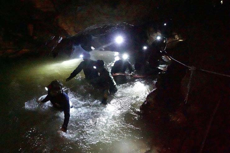 Foto tirada pela marinha da Tailândia mostra navegadores em caverna de parque florestal (Foto: Thai Navy/ AFP).