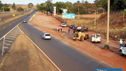 Prefeitura abre vão de passagem no prolongamento da Marginal que dá acesso a Rodovia SP-300 após concessionário isolar empresas. Foto: Secom/Prefeitura