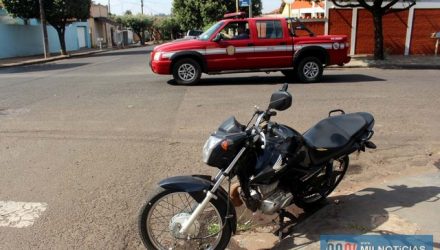 Motocicleta ocupada pela vítima sofreu quebra de um dos retrovisores e pequenos riscos. Foto: MANOEL MESSIAS/Agência