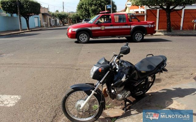 Motocicleta ocupada pela vítima sofreu quebra de um dos retrovisores e pequenos riscos. Foto: MANOEL MESSIAS/Agência