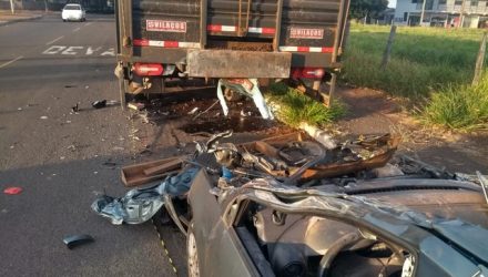 Caminhão onde Amanda bateu estava estacionado regularmente (Foto: Rodrigo Grando / TV Morena).