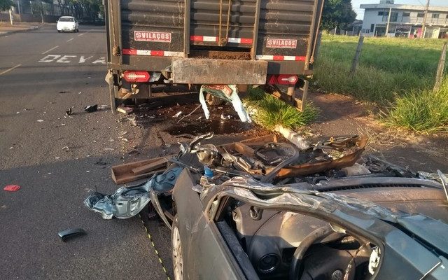 Caminhão onde Amanda bateu estava estacionado regularmente (Foto: Rodrigo Grando / TV Morena).