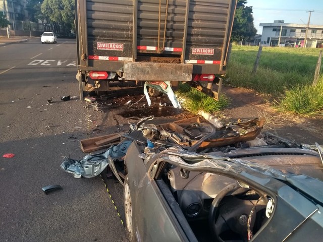 Caminhão onde Amanda bateu estava estacionado regularmente (Foto: Rodrigo Grando / TV Morena).