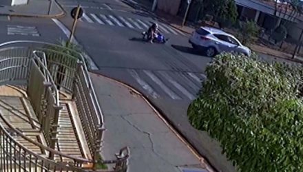 Imagens de câmeras de segurança flagraram momento em que motorista do Tucson invade preferencial e derruba motociclista. Foto: DIVULGAÇÃO