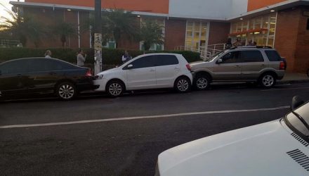 Triplo acidente aconteceu no centro bancário de Andradina, e não teve vítimas. Motorista realizava marcha-à-ré, quando Eco Sport apresentou defeito. Foto: DIVULGAÇÃO