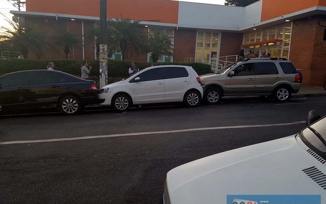 Triplo acidente aconteceu no centro bancário de Andradina, e não teve vítimas. Motorista realizava marcha-à-ré, quando Eco Sport apresentou defeito. Foto: DIVULGAÇÃO