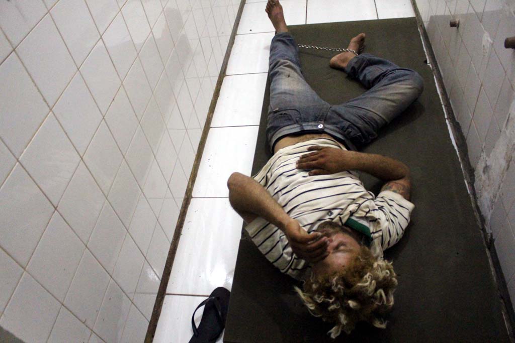 Mal vestido e sujo, morador de rua nem soube explicar o porque de colocar fogo na vegetação seca. Foto: MANOEL MESSIAS/Agência
