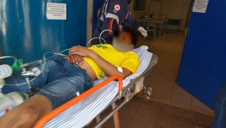 Jovem foi encaminhado para hospital de Dourados após ser baleado na perna (Foto: Adilson Domingos).
