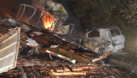 Carreta carregada de óleo explodiu e o motorista não conseguiu sair a tempo do veículo e morreu carbonizado na via que liga Paraguaçu Paulista a Quatá (Foto: Manoel Moreno / Divulgação ).