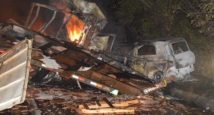 Carreta carregada de óleo explodiu e o motorista não conseguiu sair a tempo do veículo e morreu carbonizado na via que liga Paraguaçu Paulista a Quatá (Foto: Manoel Moreno / Divulgação ).