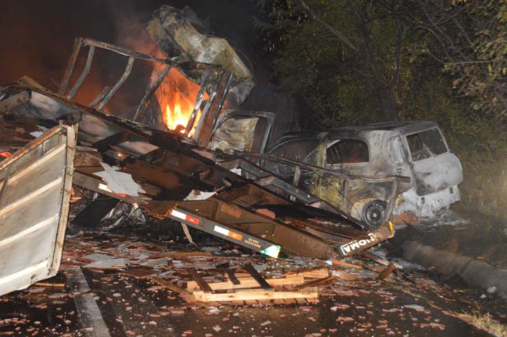 Carreta carregada de óleo explodiu e o motorista não conseguiu sair a tempo do veículo e morreu carbonizado na via que liga Paraguaçu Paulista a Quatá (Foto: Manoel Moreno / Divulgação ).