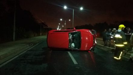 Motociclista morre ao ser atingido por carro e veículo capota em avenida de Cuiabá (Foto: Deletran).