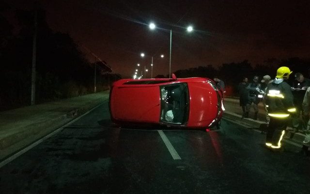 Motociclista morre ao ser atingido por carro e veículo capota em avenida de Cuiabá (Foto: Deletran).