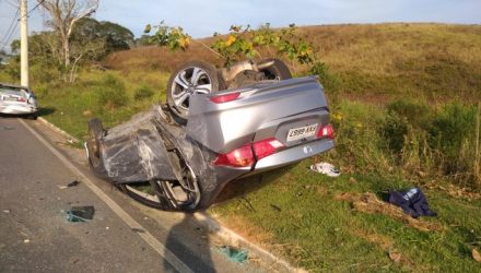 Carro utilizado pelos assaltantes capotou durante fuga em Mogi das Cruzes (Foto: Polícia MIlitar/divulgação).