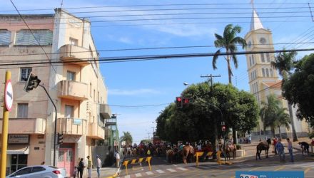 Cavaleiros e damas marcharam até o núcleo urbano de Paranápolis. Fotos: MANOEL MESSIAS/Mil Noticias