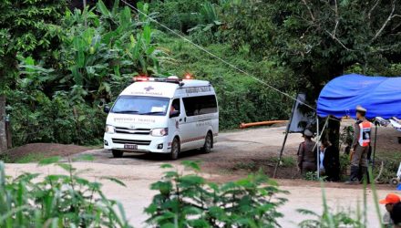 Ambulância deixa caverna Tham Luang, na Tailândia, nesta terça-feira (10) (Foto: Soe Zeya Tun/Reuters )