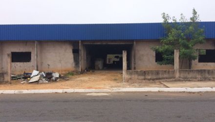 Construção onde corpo de morador de rua foi encontrado (Foto: Márcio Falcão/TVCA).