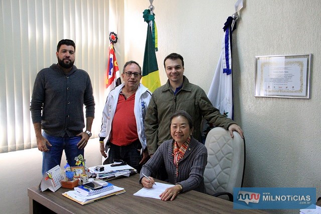 Tamiko firma convênio que garante descontos nas mensalidades aos funcionários públicos do município. Foto: Secom/Prefeitura