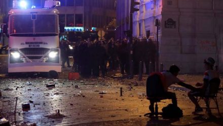 Policiais avançam durante confronto na Champs Élyseés após vitória da França (Foto: REUTERS/Gonzalo Fuentes).