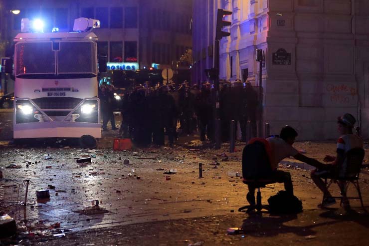Policiais avançam durante confronto na Champs Élyseés após vitória da França (Foto: REUTERS/Gonzalo Fuentes).