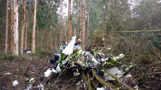 Avião caiu na manhã deste domingo, em Paula Freitas (Foto: Canal 4 TV WEB)