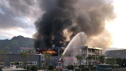 Bombeiros trabalham em incêndio causado após explosão em fábrica química em Yibin, na China (Foto: China Daily via Reuters).