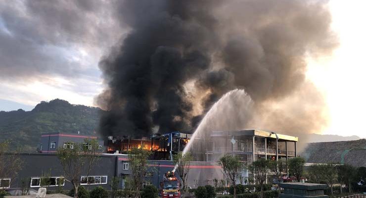 Bombeiros trabalham em incêndio causado após explosão em fábrica química em Yibin, na China (Foto: China Daily via Reuters).