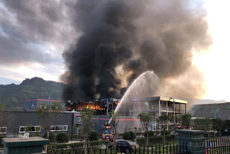 Bombeiros trabalham em incêndio causado após explosão em fábrica química em Yibin, na China (Foto: China Daily via Reuters).
