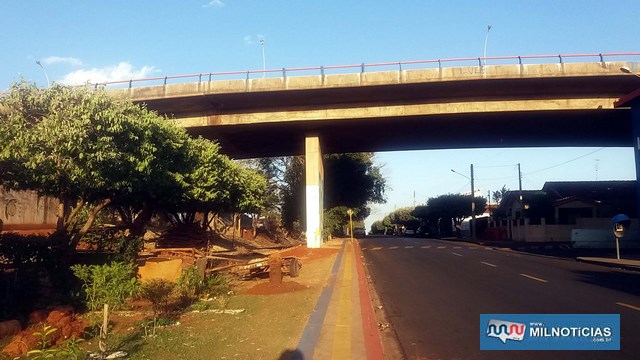 Mulher pulou do viaduto ‘Miguelão’, de uma altura de aproximadamente 10 metros. Foto: MANOEL MESSIAS/Agência