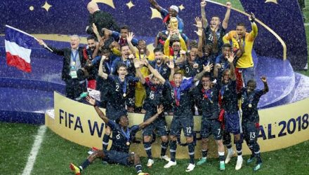 Franceses receberam a taça debaixo de chuva (Foto: Catherine Ivill/Getty Images)