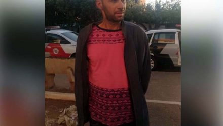 Dênis foi flagrado por policiais militares  com uma barra de ferro usada para arrombar a casa. Foto: MANOEL MESSIAS/agência