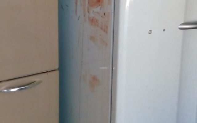 Móveis da casa do suspeito estavam sujos de sangue quando a polícia chegou no local (Foto: Polícia Militar/Divulgação).