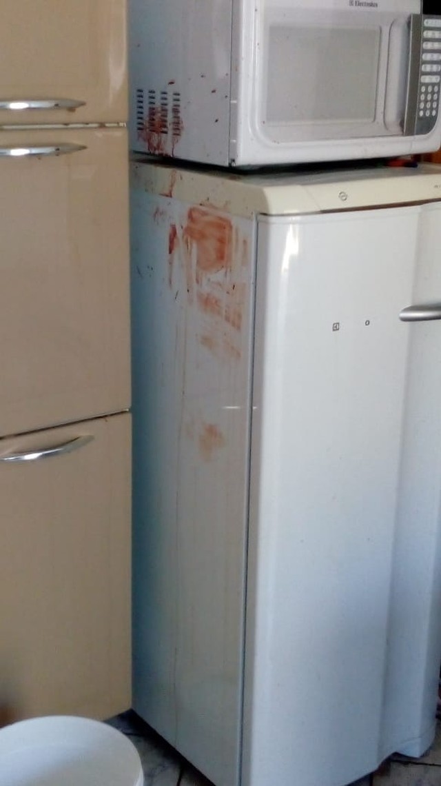 Móveis da casa do suspeito estavam sujos de sangue quando a polícia chegou no local (Foto: Polícia Militar/Divulgação).