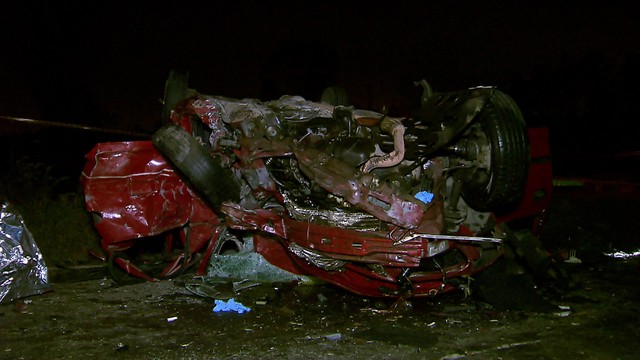 Carro ficou destruído em acidente em Guarulhos (Foto: Reprodução/TV Globo).